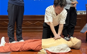 學(xué)校組織開(kāi)展“關(guān)愛(ài)生命 救在身邊”公益培訓(xùn)活動(dòng)
